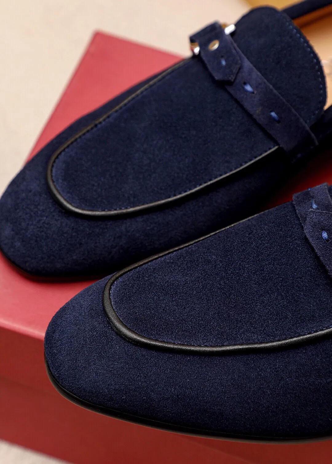 Men's shoes 💰460 💐 Product trademark: Ferragamo "Ferragamo" casual leather shoes Regular size: 38-44 (45.46.47🉑️Customized) Product materials: Selected imported first-layer frosted calfskin upper + luxury hardware buckle, imported water-dyed cow leather lining. Strong three-dimensional visual effect, original outsole color: 2 colors available